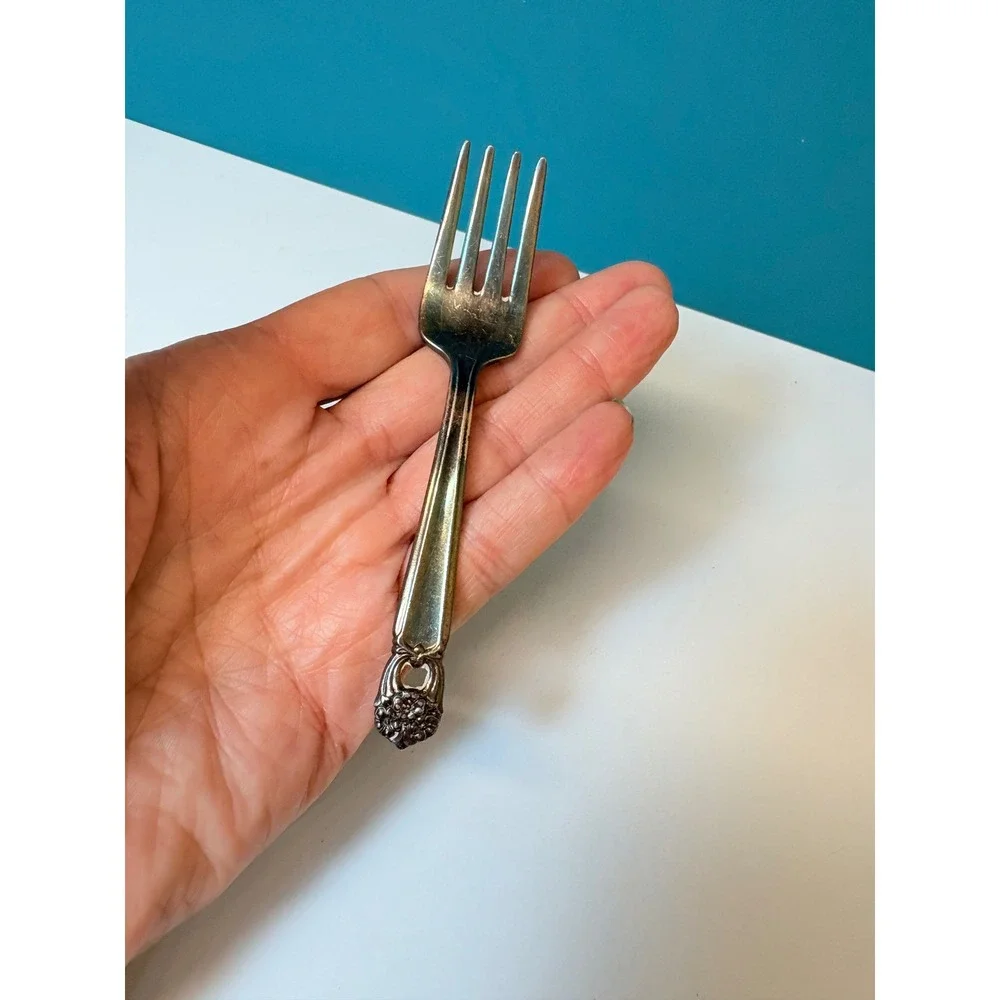 1847 Rogers Bros Daffodil Silverplate Cocktail Seafood Fork Vintage 4.5 Inch